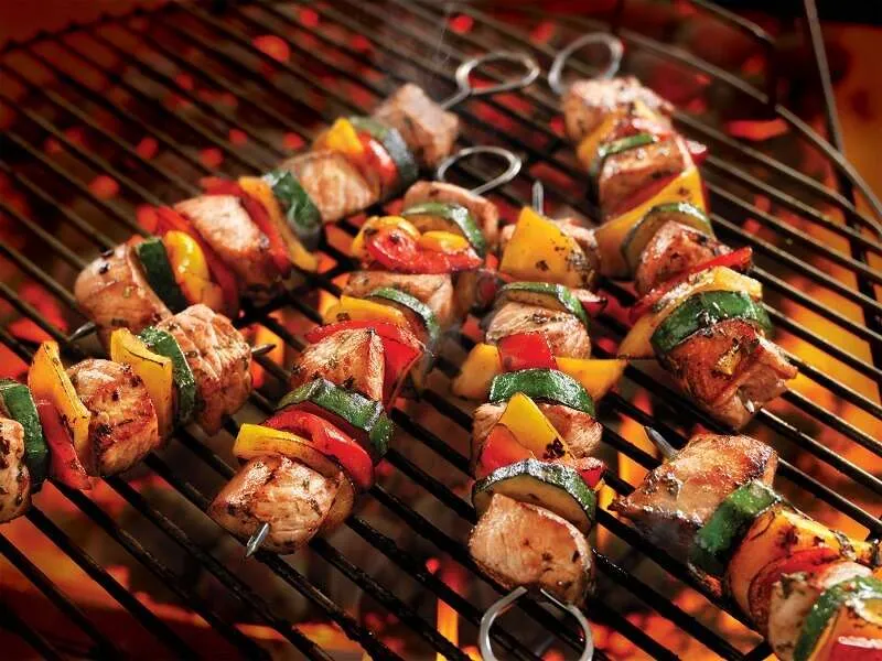 Xiên bò nướng rau củ ngũ sắc hấp dẫn cho tiệc BBQ.
