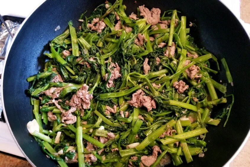 Thịt bò xào rau muống cho bà đẻ