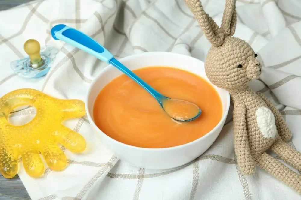 Cháo thịt bò nấu cùng cà rốt nghiền mịn giúp bổ sung vitamin A cho mắt bé.