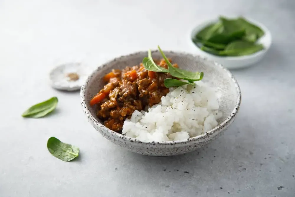 Món cơm thịt bò bằm sốt bí đỏ béo ngậy phù hợp cho trẻ tập ăn thô.