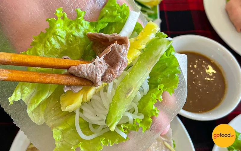 Thịt bò nhúng giấm cuốn bánh tráng, bún và rau sống chấm mắm nêm
