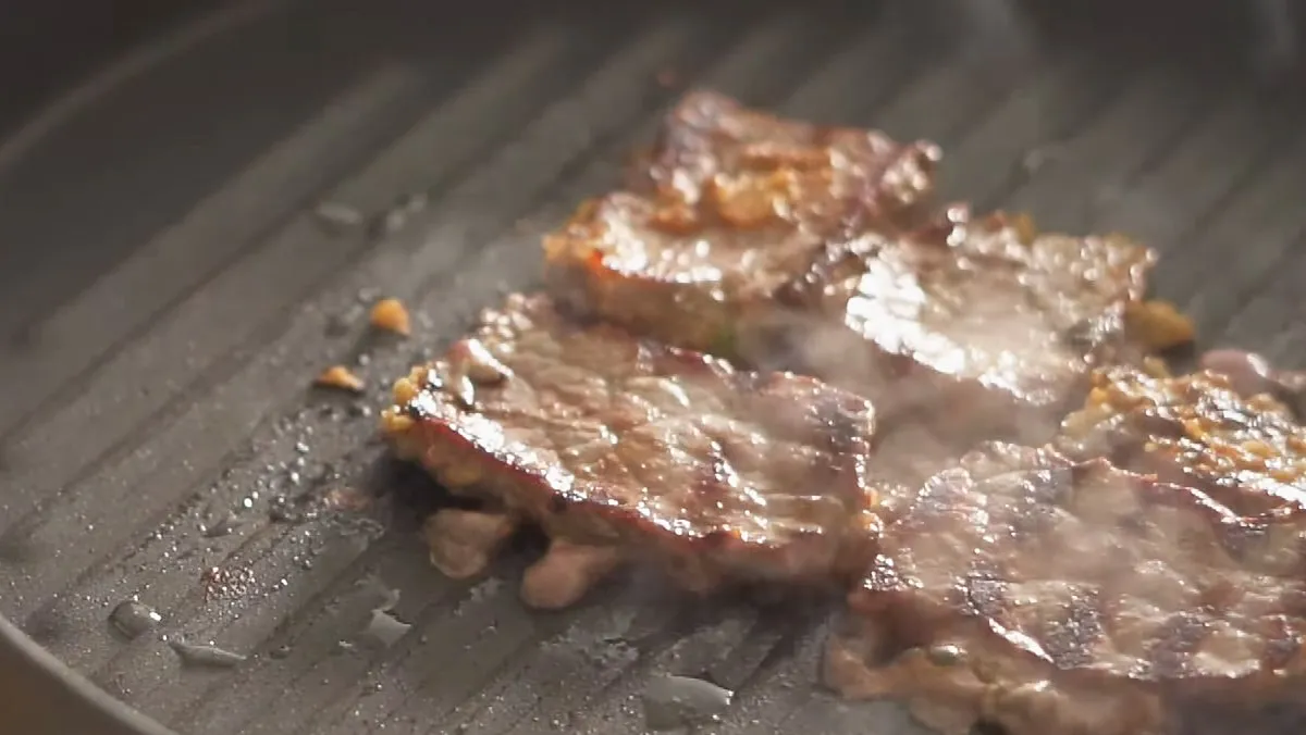 Đĩa thịt bò nướng được bày trí đẹp mắt cùng nấm và các loại gia vị thơm