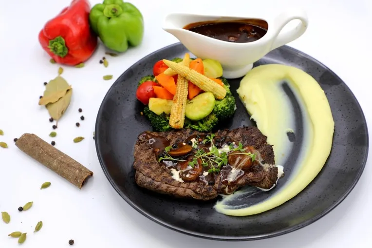 Thịt bò nướng sốt tiêu đen