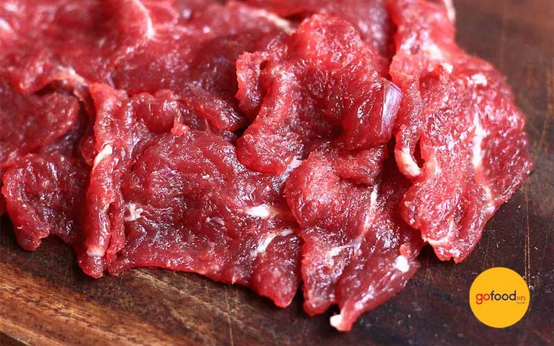 Thịt bò thái mỏng ngang thớ để khi xào không bị dai