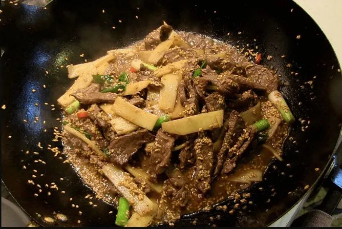 Kỹ thuật xào măng chua săn lại giúp món thịt bò nấu măng chua thêm phần đậm đà