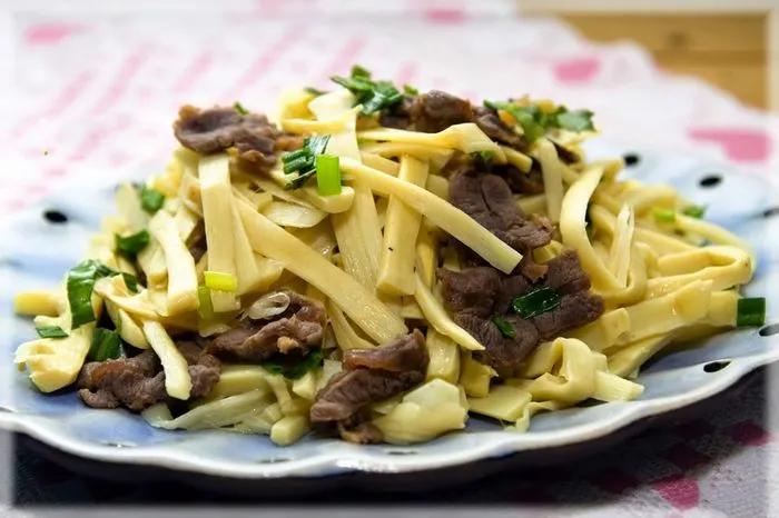 Món thịt bò nấu măng chua cung cấp nhiều protein và chất xơ cho sức khỏe