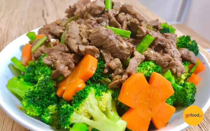 Thịt bò xào súp lơ, cà rốt