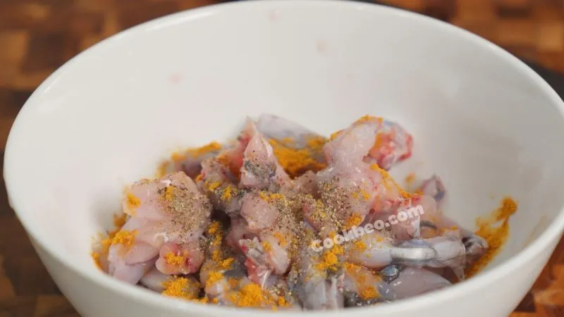 Thịt ếch đang được ướp gia vị đậm đà, bước quan trọng trong cách nấu ếch xào cà