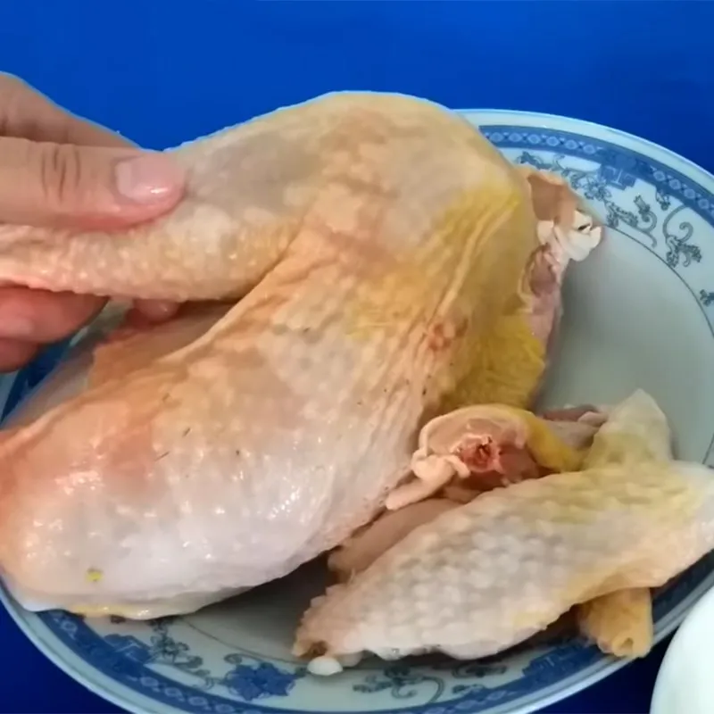 Thịt gà đã cắt miếng để nấu canh không xương