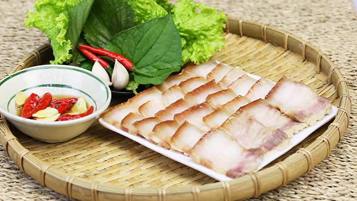 Thành phẩm thịt heo ngâm mắm thơm ngon, cắt lát mỏng ăn kèm đồ chua