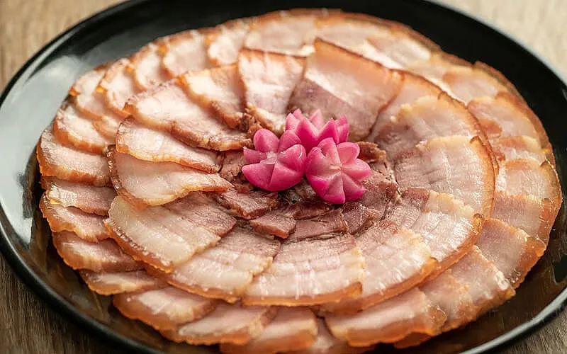 Thành phẩm thịt heo ngâm nước mắm có màu vàng nâu đẹp mắt và đậm đà.