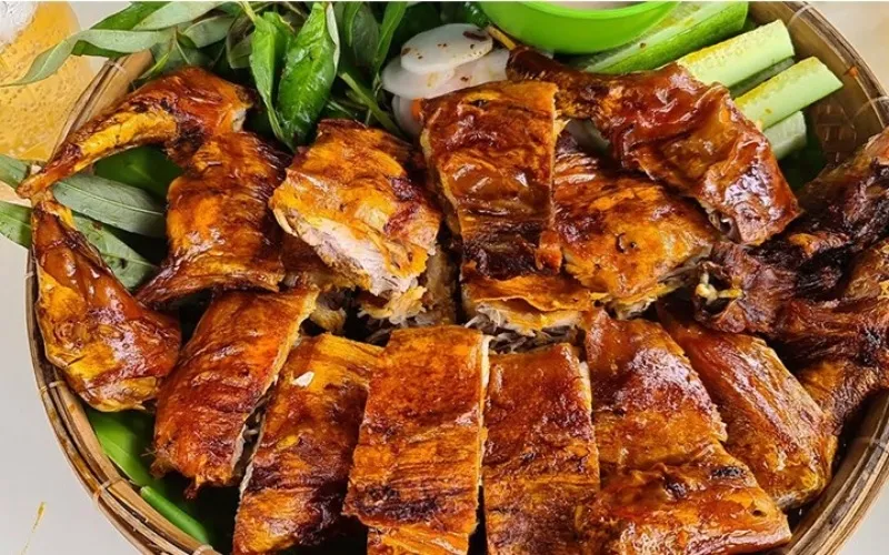 Thịt thỏ quay ngũ vị hương với lớp da giòn bóng bẩy và thơm nức