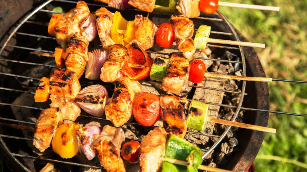 Thịt xiên nướng kết hợp rau củ màu sắc