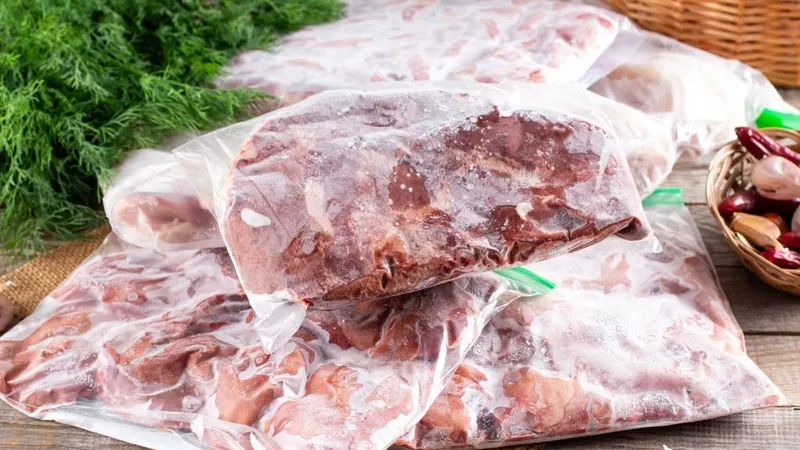 Kiểm tra chất lượng thịt bò đông lạnh trước khi chế biến