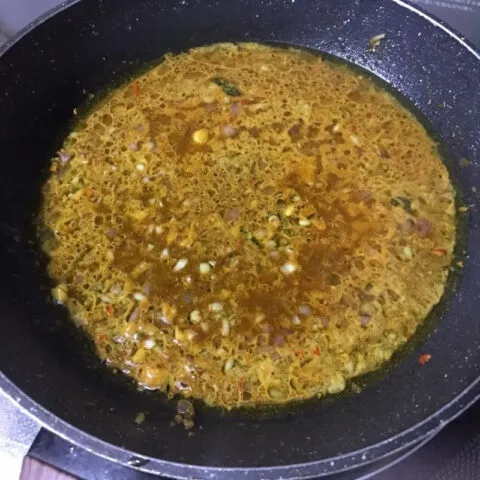 Thơm nồng chảo phi hành tỏi và sả ớt chuẩn bị nấu ếch xào lăn