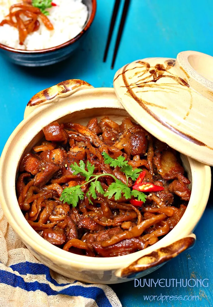 Món thịt kho xá bấu (củ cải muối) lên màu cánh gián đẹp mắt.