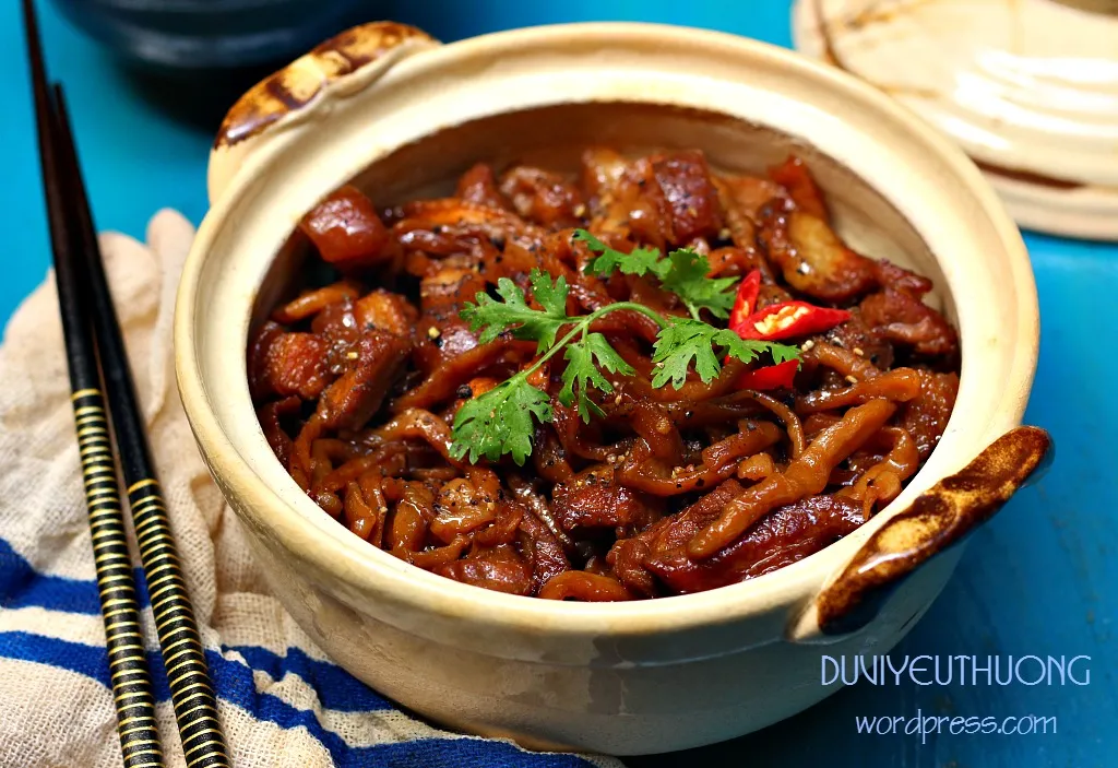 Xá bấu thái sợi giòn dai sau khi ngâm xả mặn.