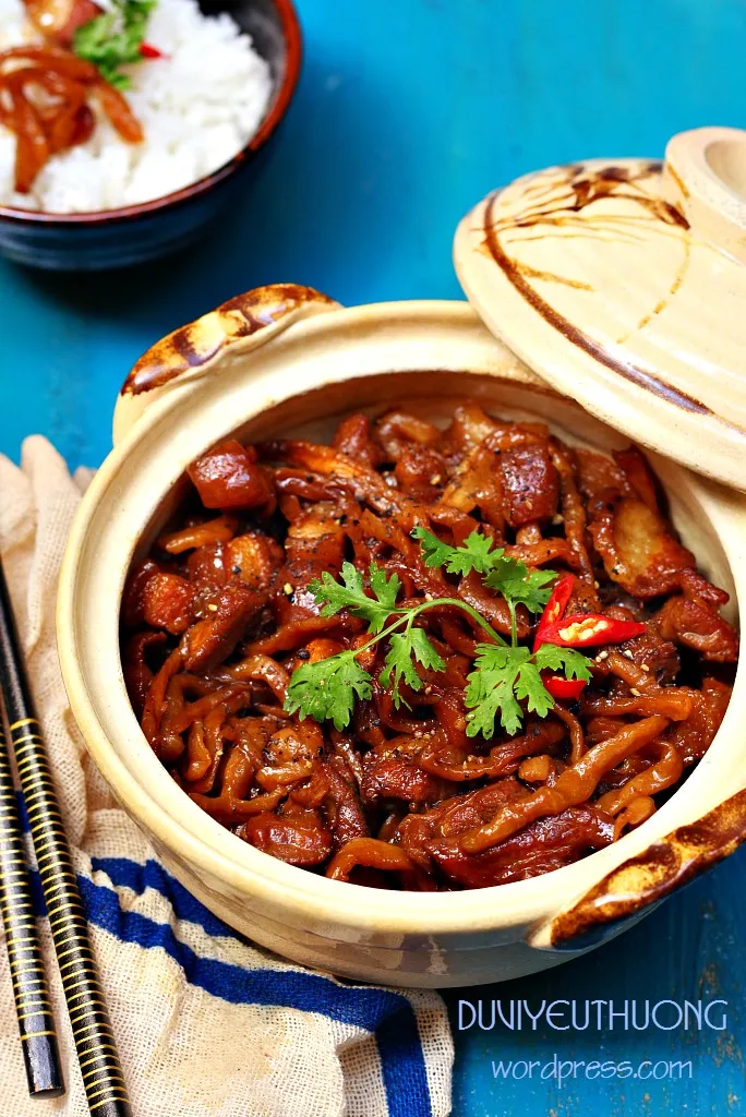 Đĩa thịt kho củ cải muối ăn cùng cơm nóng tuyệt hảo.