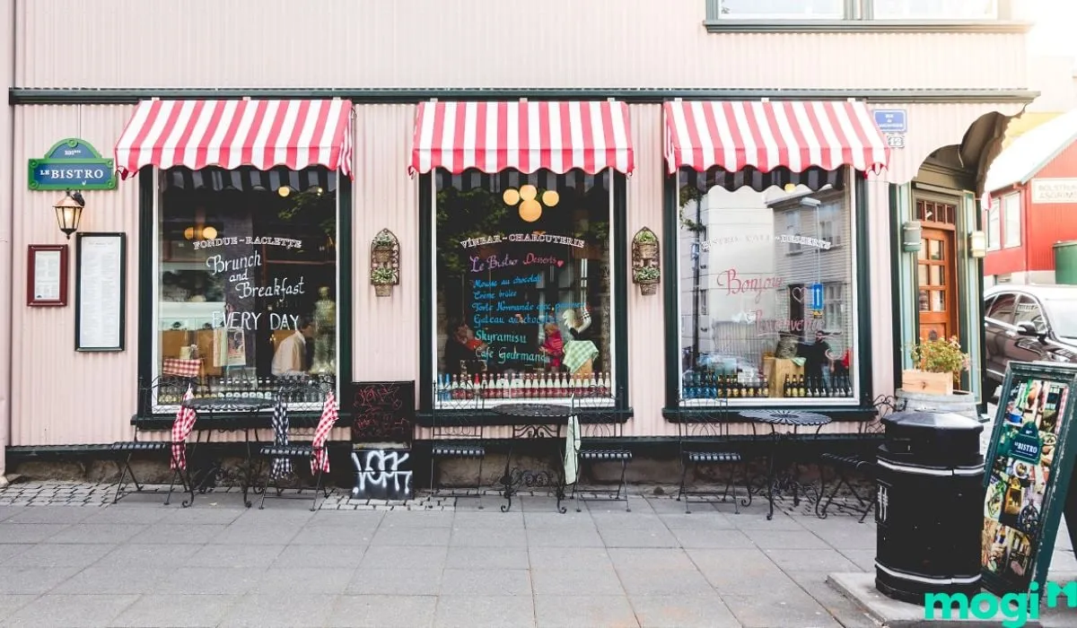 Mặt tiền nhà hàng hiện đại tại trung tâm TP.HCM với biển hiệu sáng và không gian thoáng đãng