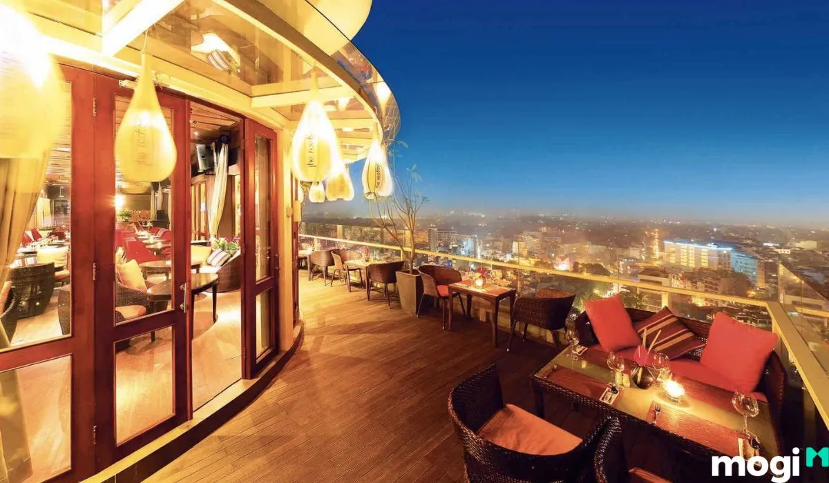 Khu vực trung tâm TP.HCM với các tòa nhà cao tầng, đường phố đông đúc và hoạt động thương mại sôi động