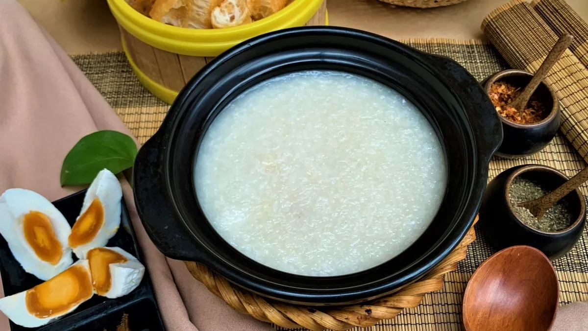 Gạo đang được nấu trong nồi