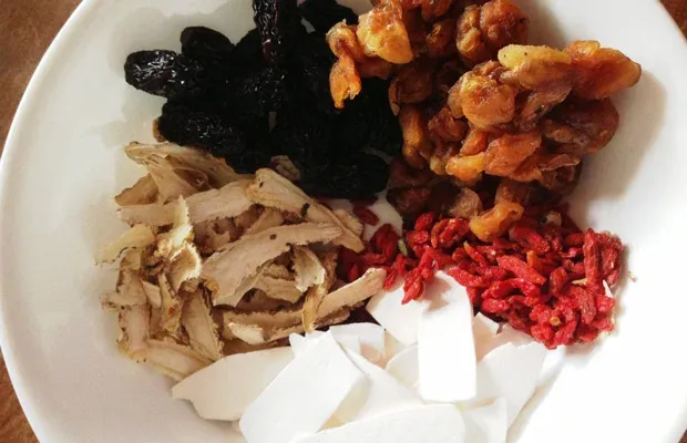 Chuẩn bị các vị thuốc bắc chất lượng để món hầm đạt hiệu quả dinh dưỡng cao nhất