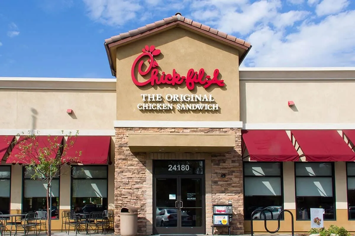 Chick-fil-A tạo điểm nhấn với dòng chữ cân đối, cách điệu