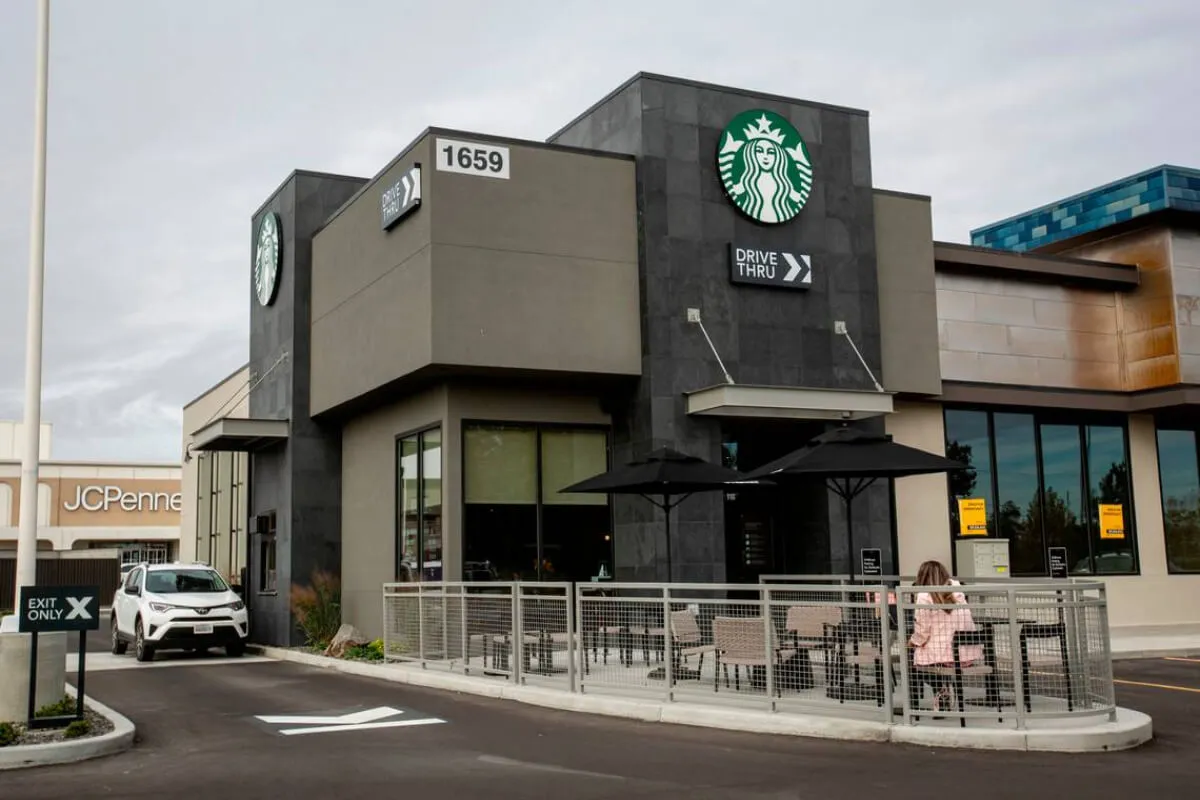 Starbucks thể hiện sự sang trọng, chuyên nghiệp