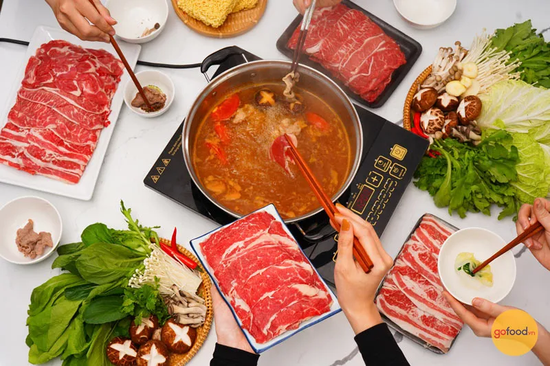 Thưởng thức nồi lẩu bò Kimchi ấm áp cùng bạn bè và người thân