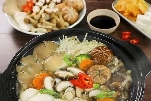 Thưởng thức lẩu nấm thơm lừng, nóng hổi