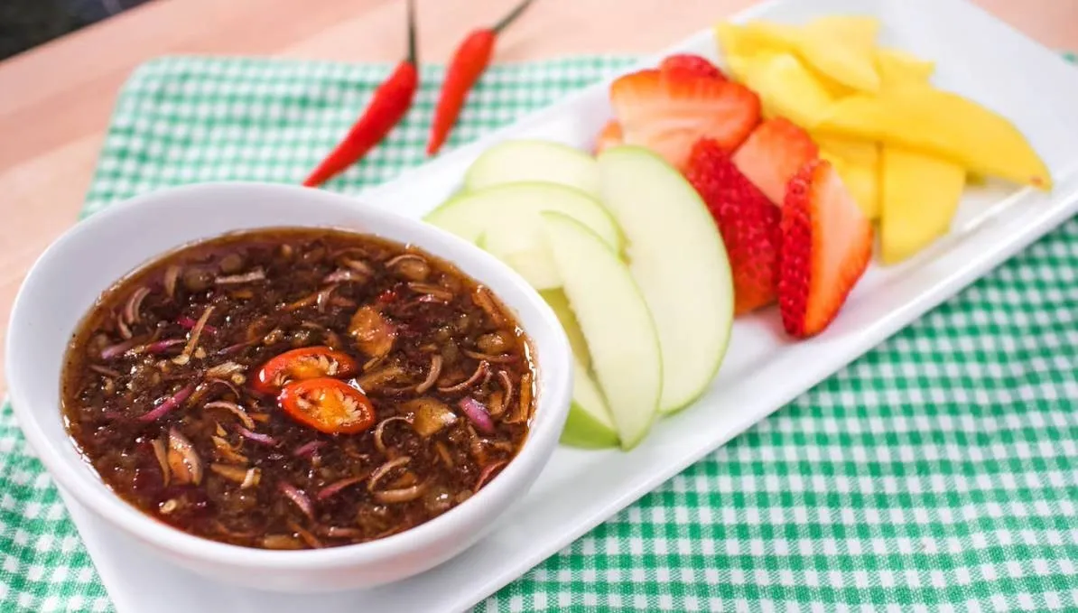 Thưởng thức mắm ruốc cùng nhiều loại hoa quả khác nhau