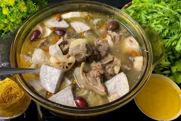 Thưởng thức lẩu dê với đầy đủ rau củ và nước chấm