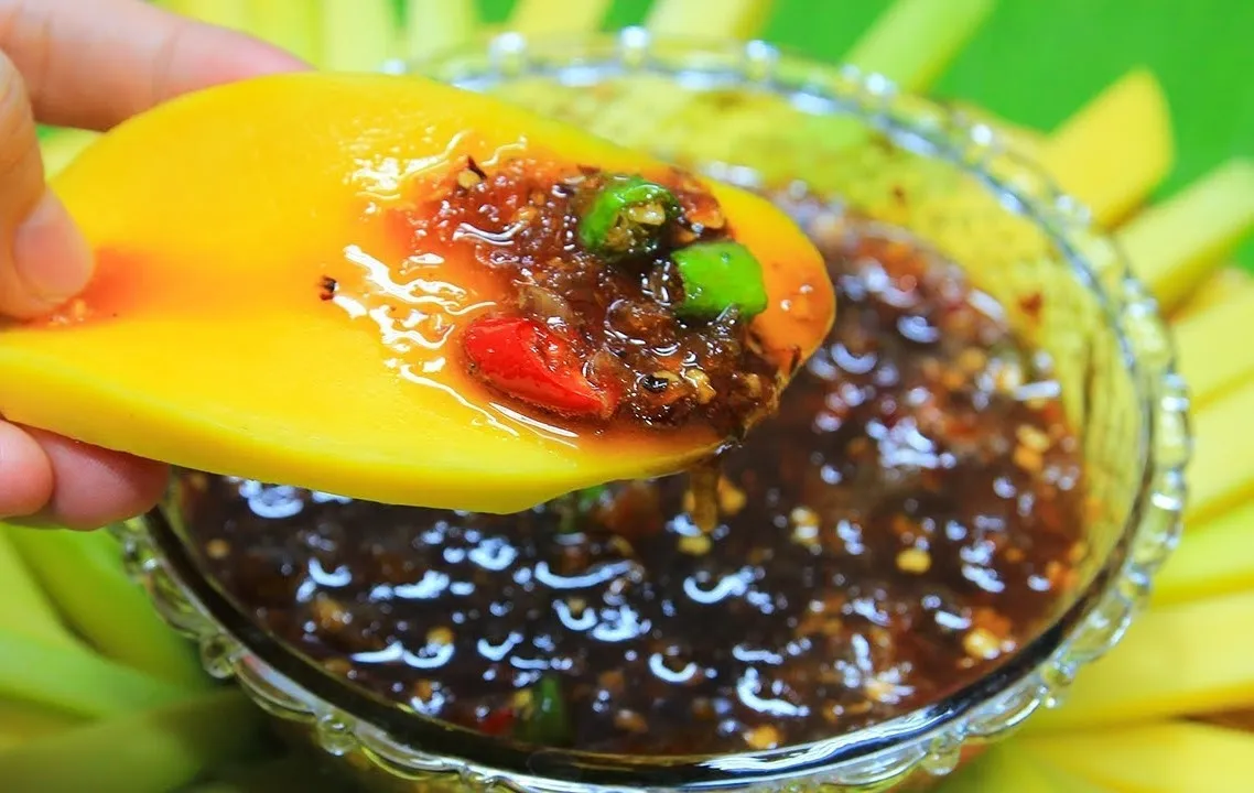 Thưởng thức xoài cùng mắm ruốc thơm ngon