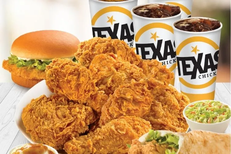 Miếng gà khổng lồ và nóng hổi tại cửa hàng Texas Chicken Việt Nam