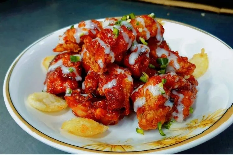 Món gà rán ngập trong lớp phô mai béo ngậy tại nhà hàng Chaos Chicken