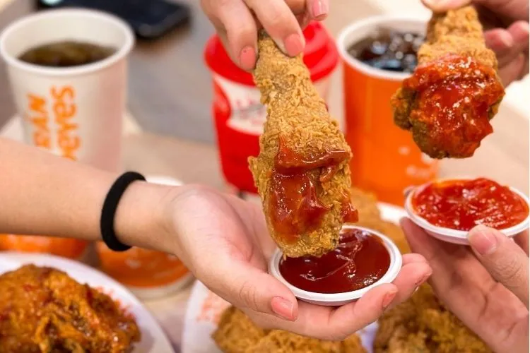 Gà rán Popeyes với hương vị cay giòn đặc trưng từ vùng Louisiana Mỹ
