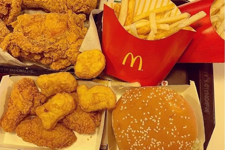 Miếng gà rán McDonald's vàng ươm và giòn tan theo tiêu chuẩn quốc tế