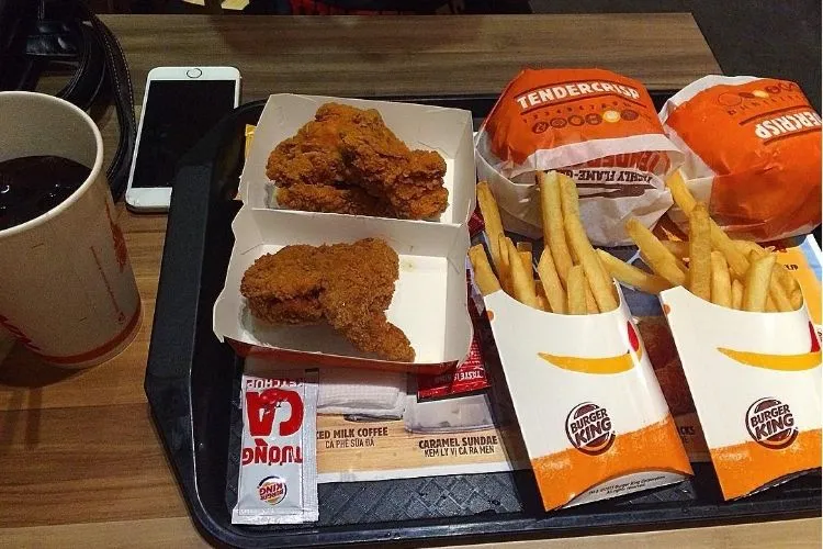 Combo gà rán và burger tại Burger King mang đến sự thỏa mãn tối đa cho thực khách