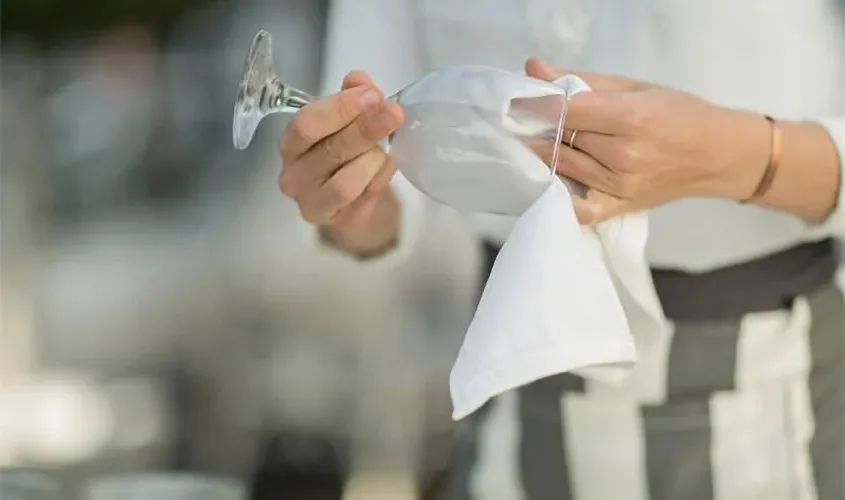 Vệ sinh đồ dùng thủy tinh hữu cơ bằng khăn mềm