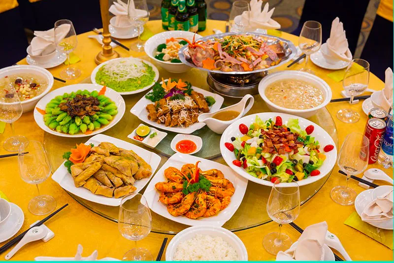 Tiệc bàn tròn 10 người tại nhà