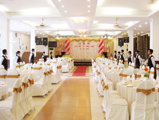 Bàn tiệc được bày trí tinh tế với các món ăn phong phú