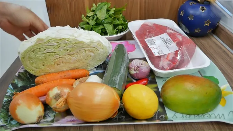 Hành tây, xoài và bắp cải sau khi được bào sợi đồng nhất giúp món gỏi bắp cải thịt bò thấm vị hơn