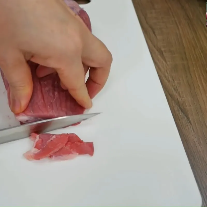 Thịt bò sau khi thái mỏng cần được thấm khô bằng giấy bếp trước khi cho vào chảo