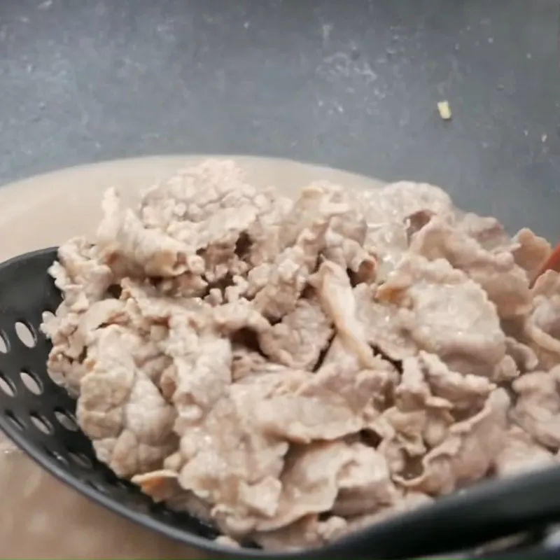 Nước mắm trộn gỏi bắp cải thịt bò chuẩn vị phải có độ sánh nhẹ và màu sắc hấp dẫn từ tỏi ớt