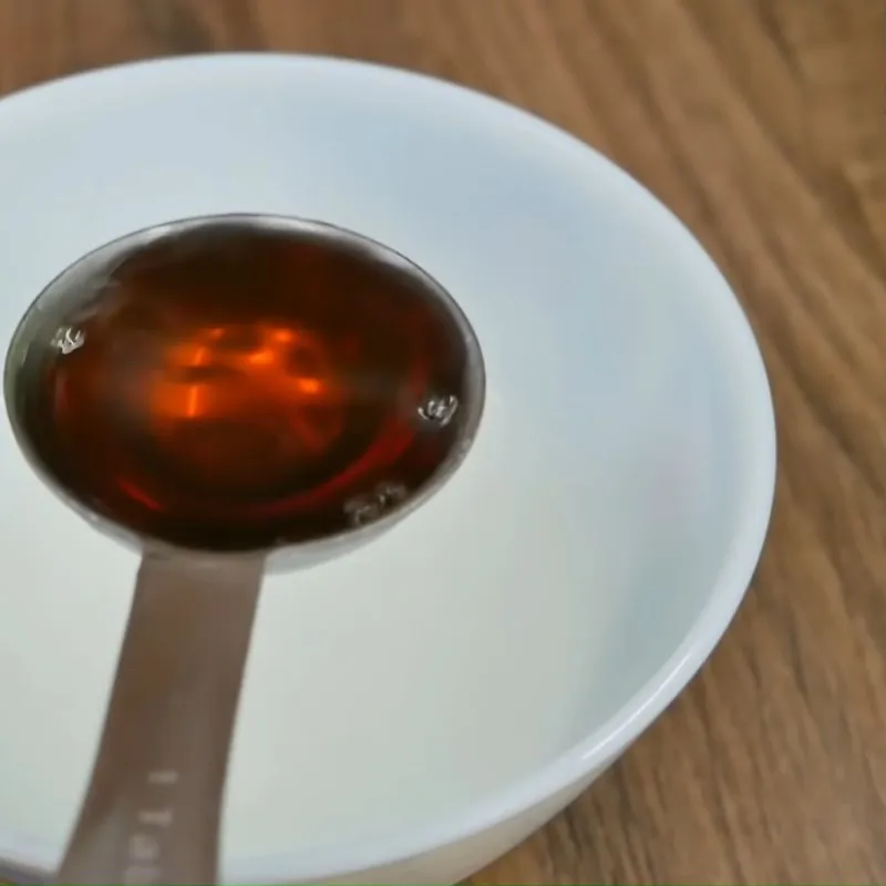 Cho thịt bò vào cuối cùng khi trộn để duy trì nhiệt độ và cấu trúc của thịt trong đĩa gỏi