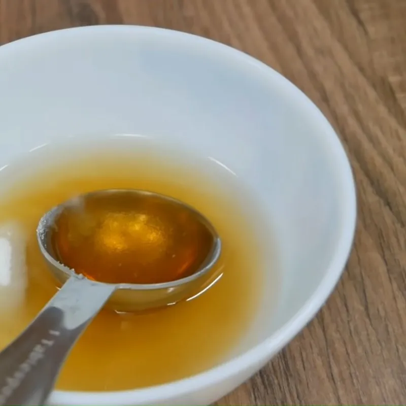 Trình bày gỏi bắp cải thịt bò ra đĩa và thêm rau húng răm để tăng thêm hương vị thảo mộc