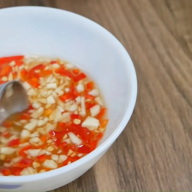 Cận cảnh đĩa gỏi bắp cải thịt bò hoàn thiện với màu sắc hài hòa và hương thơm quyến rũ