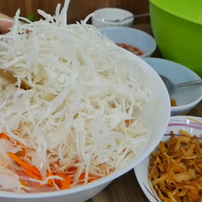 Món gỏi bắp cải thịt bò là lựa chọn tuyệt vời cho các buổi tiệc gia đình hoặc thực đơn giải ngấy