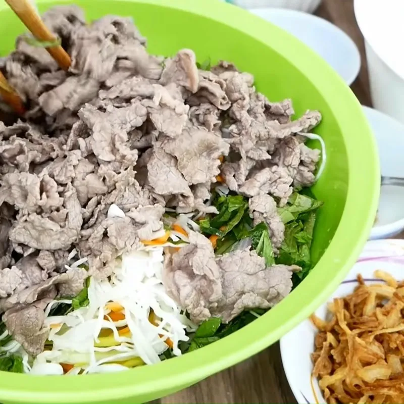 Thưởng thức gỏi bắp cải thịt bò cùng bánh đa nướng để cảm nhận trọn vẹn sự tinh tế trong ẩm thực Việt