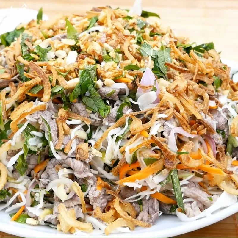 Món gỏi bắp cải thịt bò thành công phải có sự hòa quyện giữa vị chua, cay, mặn, ngọt và mùi thơm của thảo mộc